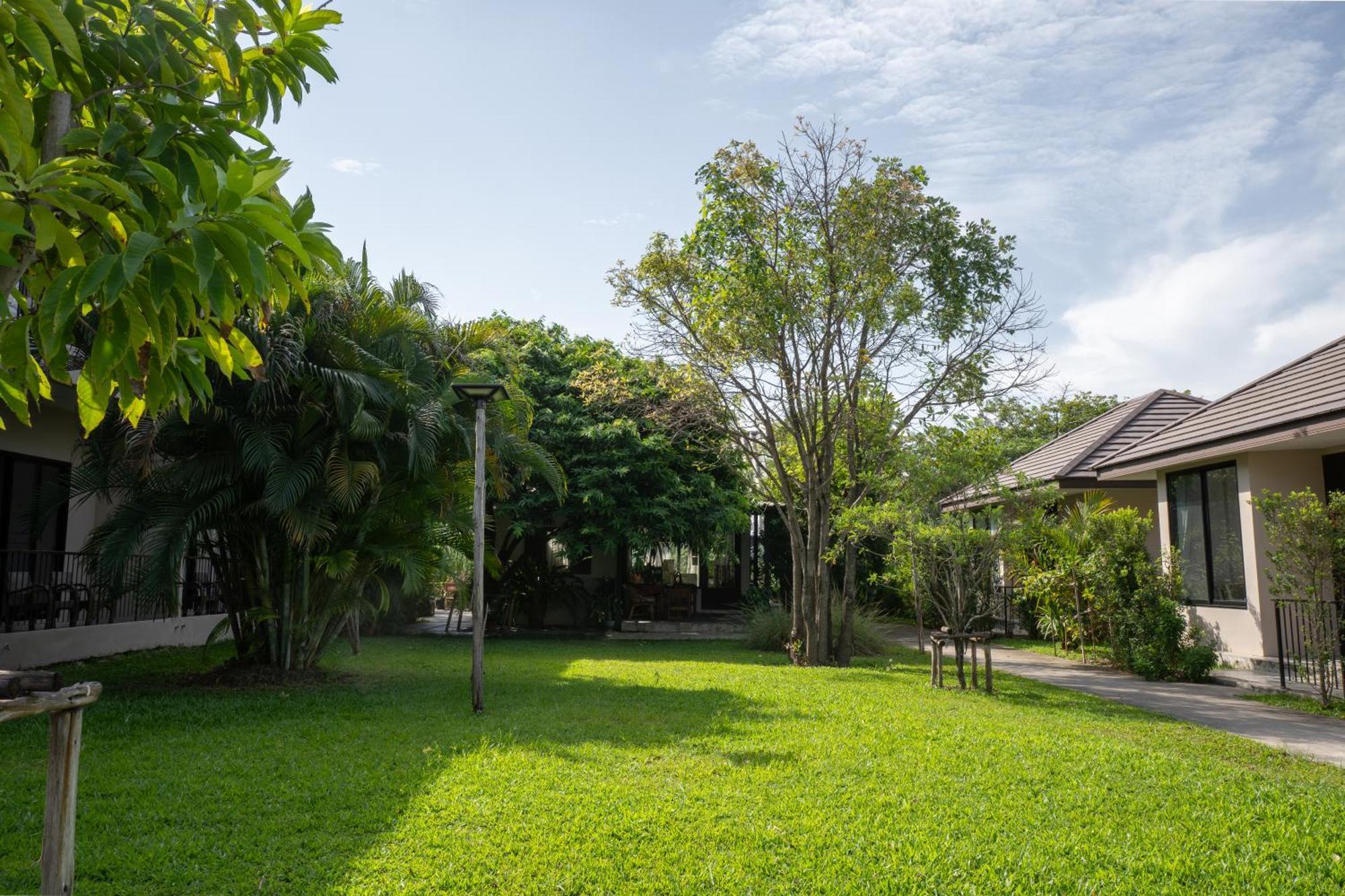 Ploen Pirom Otel Bangkok Dış mekan fotoğraf
